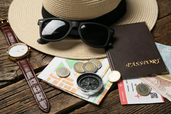 Εξαρτήματα Του Οδηγού Διαβατήριο Εισιτήριο Και Χρήματα Σκούρο Ξύλινο Φόντο — Φωτογραφία Αρχείου