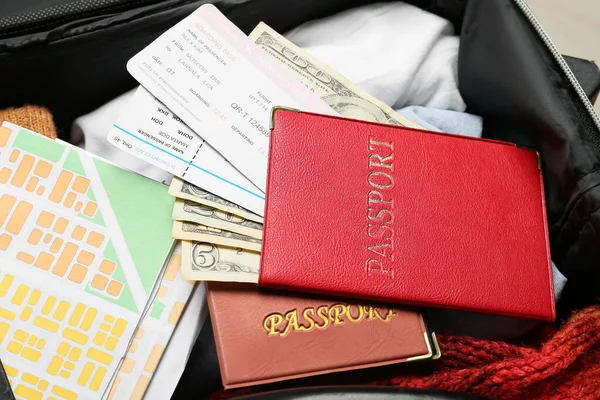 Biletli Pasaportlar Para Şehir Haritası Valizde Yakın Plan — Stok fotoğraf