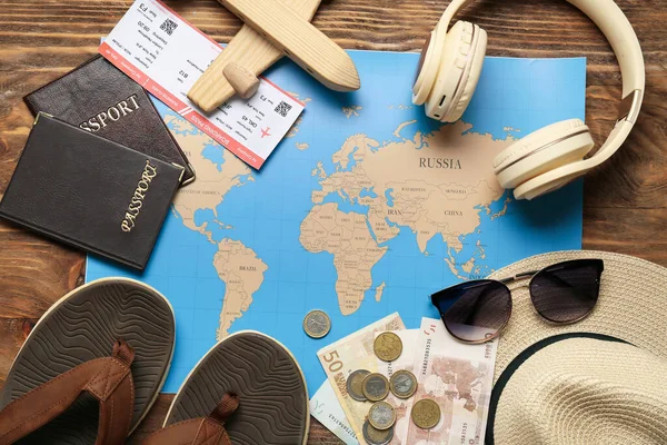 Reiseführer Mit Weltkarte Auf Hölzernem Hintergrund — Stockfoto