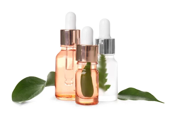 Flaskor Med Naturligt Serum Och Blad Växt Vit Bakgrund — Stockfoto