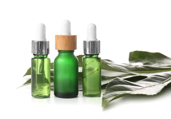 Flaskor Med Naturligt Serum Och Plantblad Isolerad Vit Bakgrund — Stockfoto