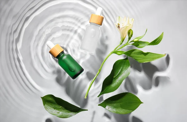 Bottles Natural Serum Flower Plant Leaves Water White Background — Stock Photo, Image