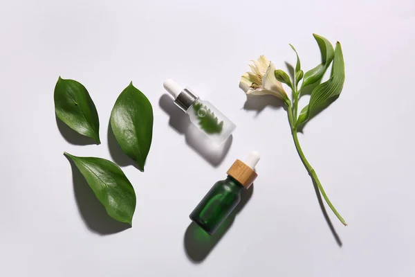Bottles Natural Serum Flower Plant Leaves White Background — Stock Photo, Image