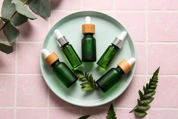 Renkli serumun doğal serumuyla kaplanmış bir tabak.