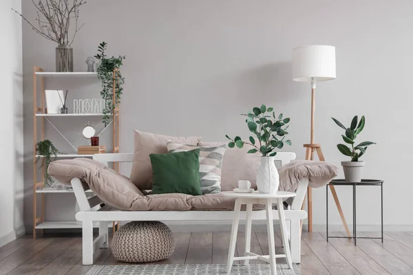 Interior Ruang Tamu Cahaya Dengan Sofa Dan Kayu Putih Vas — Stok Foto