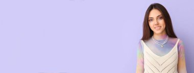 Leylak arka planında parıltılı makyajı olan çekici genç bir kadın.