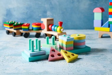 Çocuklar mavi arkaplanda bloklar oluşturuyorlar