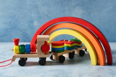 Mavi arkaplanda yapı taşları olan oyuncak tren