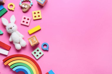 Pembe arka planda renkli çocuk oyuncakları