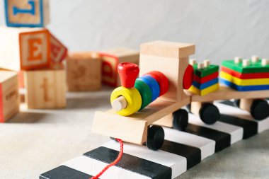 Işık arkaplan üzerinde yapı taşları olan oyuncak tren, yakın plan