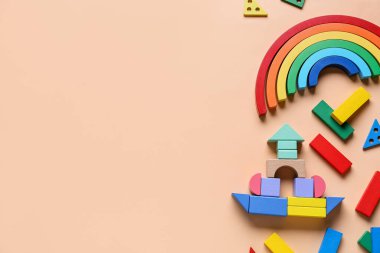 Bej arka planda eğitici oyuncaklar