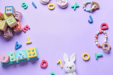 Leylak arka planında eğitici oyuncaklardan yapılmış çerçeve