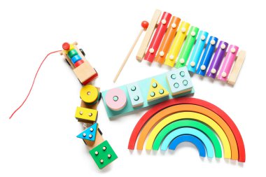 Beyaz arka planda çocuklara yönelik eğitici oyuncaklar