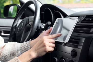 Navigasyon için tablet bilgisayar kullanan kadın sürücü