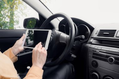 Navigasyon için tablet bilgisayar kullanan kadın sürücü