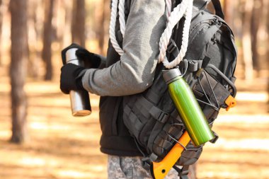 Ormanda termosu olan erkek turist