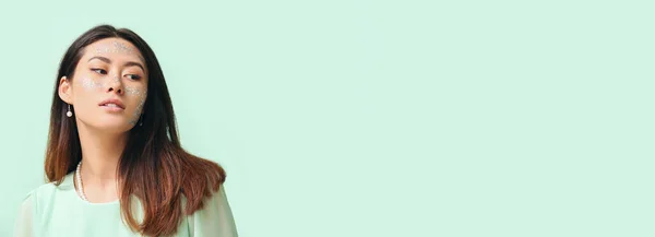 Πορτρέτο Της Ασιάτισσας Γυναίκας Glitter Μακιγιάζ Ανοιχτό Χρώμα Φόντο Χώρο — Φωτογραφία Αρχείου