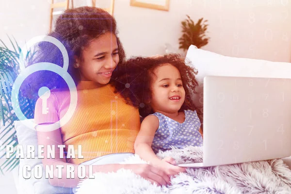 Chicas Lindas Con Portátil Casa Concepto Control Parental —  Fotos de Stock