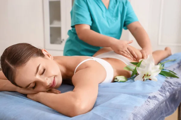 Jonge Vrouw Met Cellulitis Massage Schoonheidssalon — Stockfoto