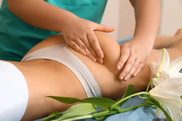 Giovane Donna Con Massaggio Anticellulite Nel Salone Bellezza — Foto Stock