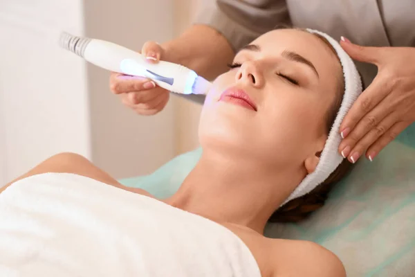 Jolie Jeune Femme Visitant Cosmétologue Dans Salon Beauté — Photo