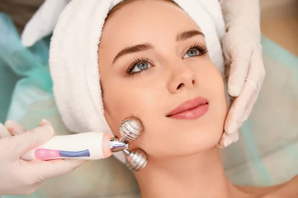 Mulher Bonita Visitando Cosmetologista Salão Beleza — Fotografia de Stock