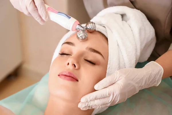 Pretty Young Woman Visiting Cosmetologist Beauty Salon — Stock Photo, Image