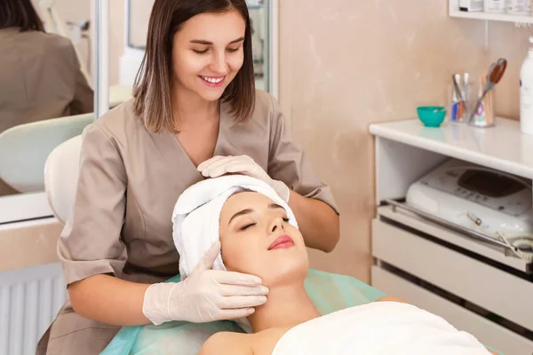 Jolie Jeune Femme Ayant Massage Facial Dans Salon Beauté — Photo