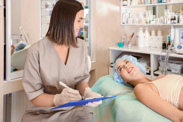 Söt Ung Kvinna Besöker Kosmetolog Skönhetssalong — Stockfoto