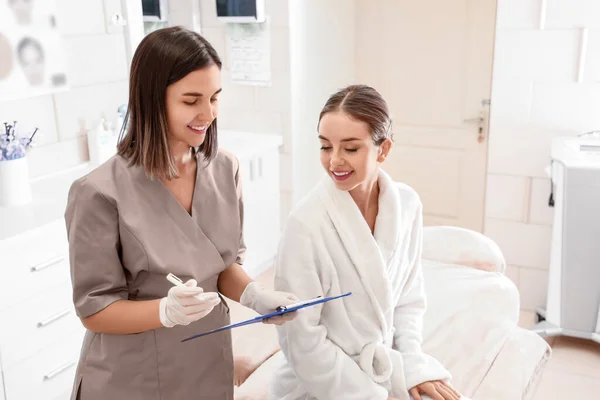 Bella Giovane Donna Visita Cosmetologo Nel Salone Bellezza — Foto Stock