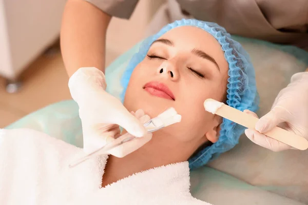 Cosmetologist Applying Mask Young Woman Face Beauty Salon — Stock Photo, Image