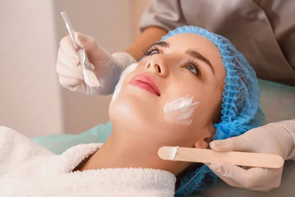 Cosmetologue Appliquer Masque Sur Visage Jeune Femme Dans Salon Beauté — Photo