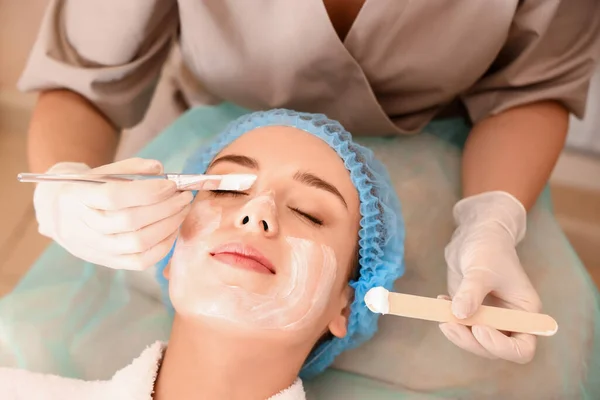 Cosmetologist Applying Mask Young Woman Face Beauty Salon — Stock Photo, Image