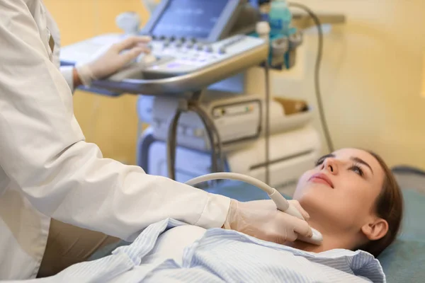 Junge Frau Erhält Schilddrüsen Ultraschall Untersuchung Moderner Klinik — Stockfoto