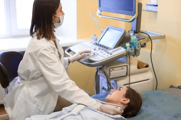 Mladá Žena Podstupující Ultrazvukové Vyšetření Štítné Žlázy Moderní Klinice — Stock fotografie