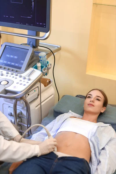年轻孕妇在现代诊所接受超声波扫描 — 图库照片