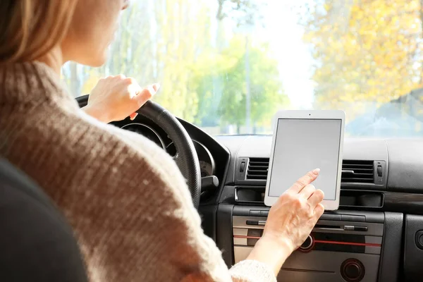 ナビゲーションにタブレットコンピュータを使用する女性ドライバー — ストック写真