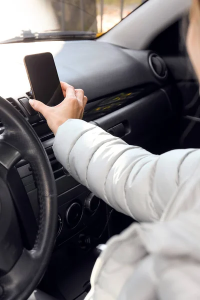 Жінка Використовує Смартфон Навігації Під Час Керування Автомобілем — стокове фото
