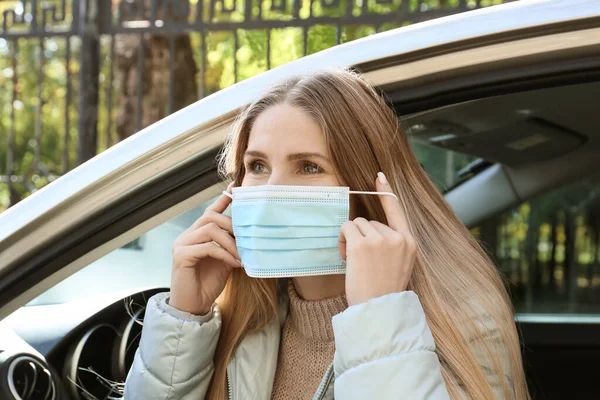 Motorista Feminina Colocando Máscara Médica Saindo Carro — Fotografia de Stock