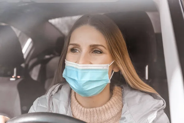 Orvosi Maszkot Viselő Női Sofőr Autóban — Stock Fotó