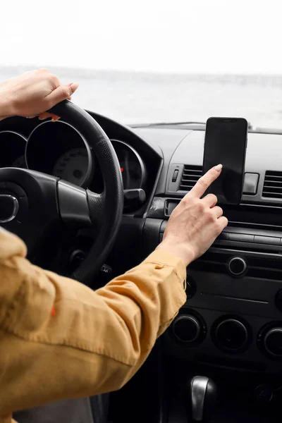 Жінка Використовує Смартфон Навігації Під Час Керування Автомобілем — стокове фото