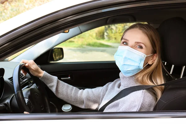 Motorista Feminina Usando Máscara Médica Carro — Fotografia de Stock