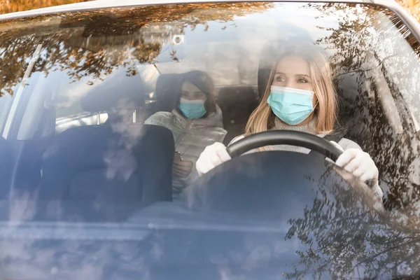 Motorista Passageira Usando Máscaras Médicas Carro — Fotografia de Stock