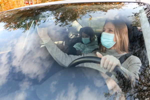Motorista Passageira Usando Máscaras Médicas Carro — Fotografia de Stock
