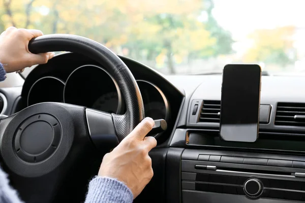 Conductora Femenina Usando Smartphone Para Navegación — Foto de Stock