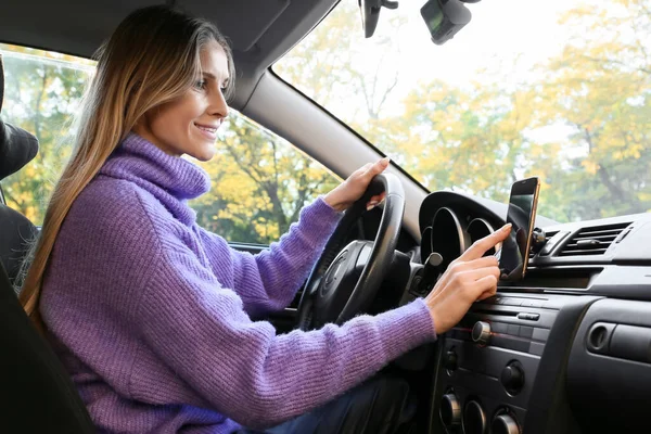 Driver Femmina Che Utilizza Smartphone Navigazione — Foto Stock