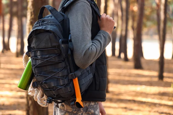 Turista Masculino Con Mochila Bosque —  Fotos de Stock