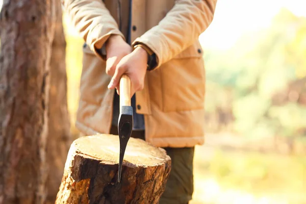 Male Tourist Chopping Wood Forest — Stock Photo, Image