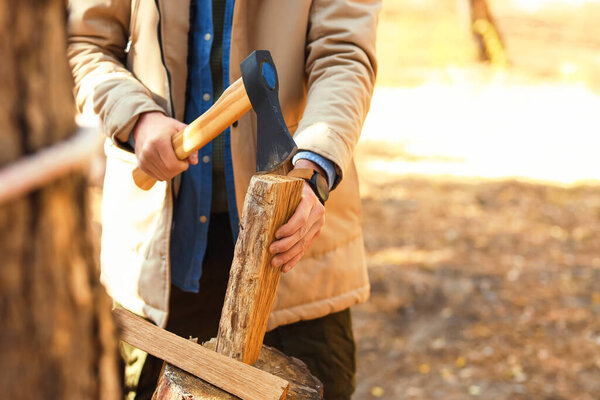 Мужчина, турист, рубящий лес