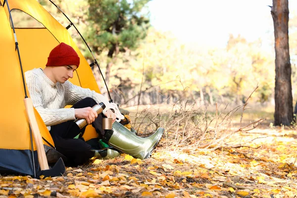 Turista Maschio Con Thermos Seduto Vicino Tenda Nella Foresta — Foto Stock